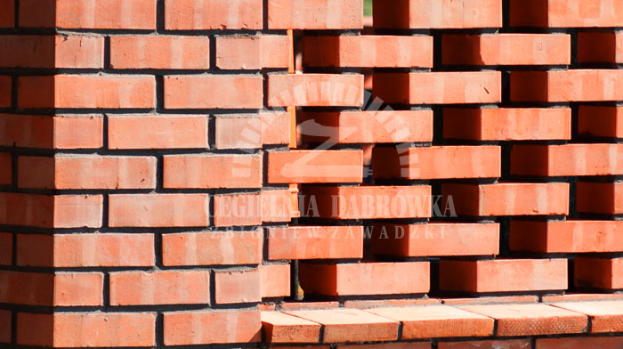 Ceglane ogrodzenie zabytkowego kościółka w Białej koło Zgierza. Cegły zostały wykonane i dostarczone przez naszą cegielnię.