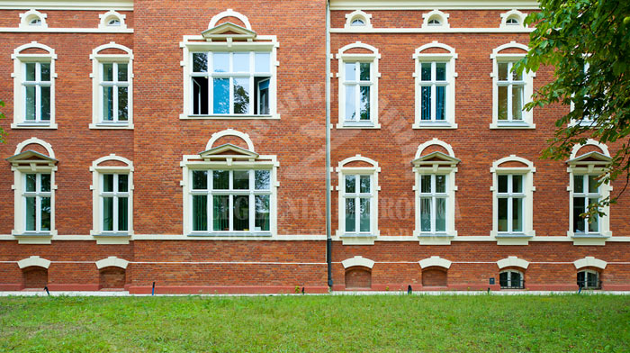 Wspaniale odrestaurowany dawny, zabytkowy, ceglany budynek mieszkalny dla urzędników fabryki K.W. Scheiblera z 1899 roku